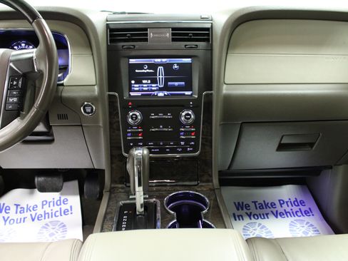Used 2015 Lincoln Navigator Base image 19
