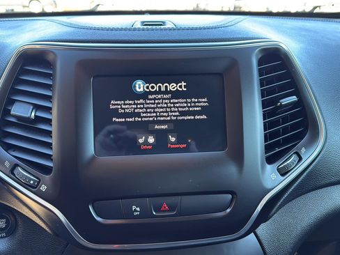 Used 2019 Jeep Cherokee Latitude Plus w/ Cold Weather Group image 20