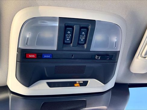 Used 2025 Subaru Crosstrek 2.0i Premium image 34