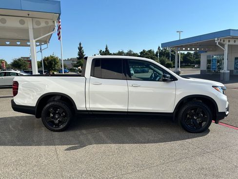 Used 2025 Honda Ridgeline Black Edition image 4