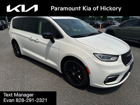 Used 2024 Chrysler Pacifica Touring-L FWD image 3