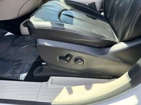 Used 2023 Chrysler Pacifica Touring-L FWD image 11