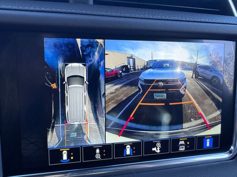 Used 2022 GMC Yukon Denali w/ Denali Premium Package image 28