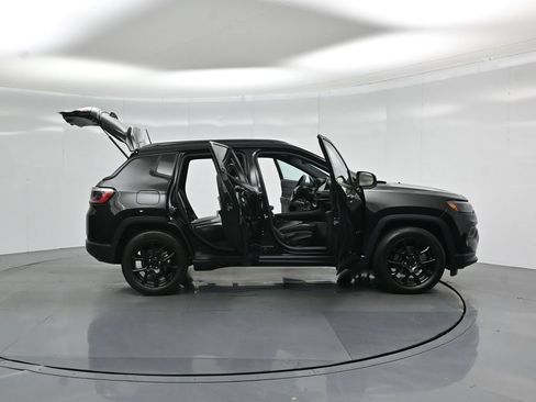 Used 2022 Jeep Compass Latitude FWD image 4