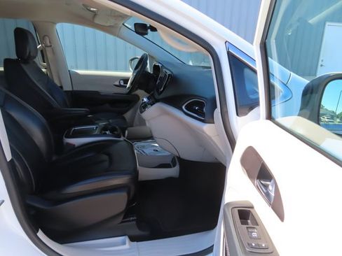 Used 2023 Chrysler Pacifica Touring-L FWD image 21