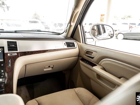 Used 2010 Cadillac Escalade EXT Luxury image 36