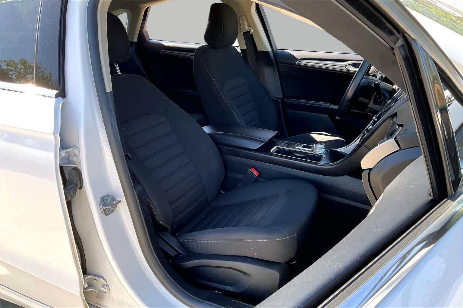 Used 2020 Ford Fusion SE FWD image 9