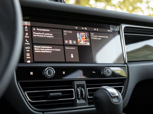 Certified 2026 Porsche Macan AWD/4WD image 25