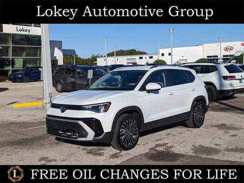 Certified 2025 Volkswagen Taos SE image 1