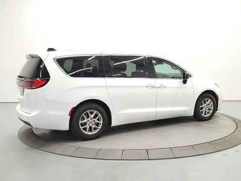 Used 2025 Chrysler Pacifica Select FWD image 7