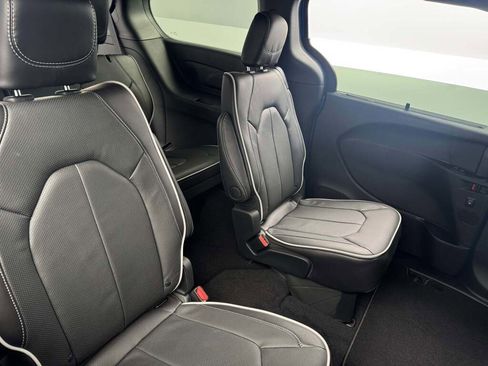 New 2026 Chrysler Pacifica Limited image 28