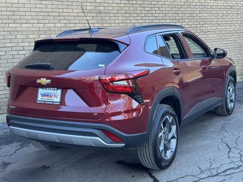 Used 2025 Chevrolet Trax LT w/ LT Convenience Package image 12