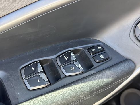 Used 2017 Hyundai Santa Fe Limited FWD image 28