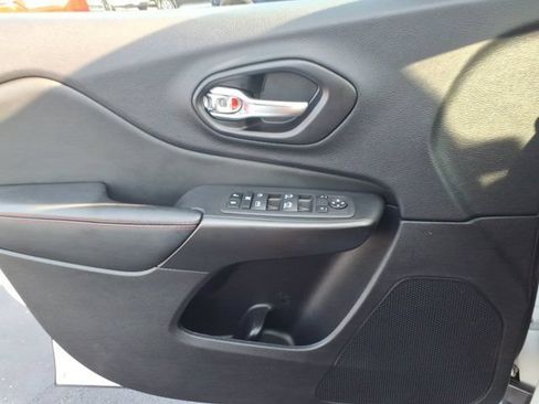 Used 2022 Jeep Cherokee Trailhawk AWD/4WD image 23