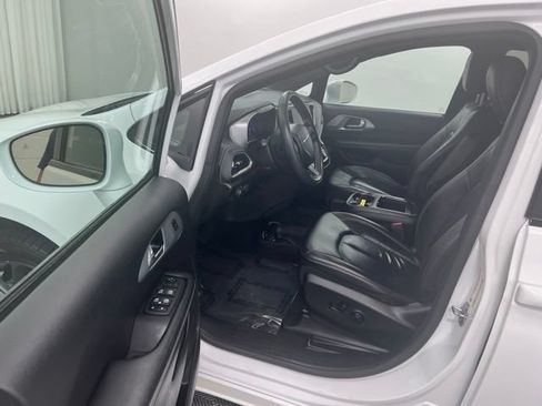 Used 2022 Chrysler Pacifica Touring-L w/ Uconnect Theater Family Group AWD/4WD image 15