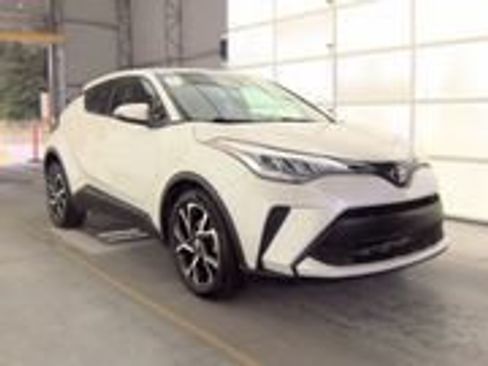 Used 2020 Toyota C-HR XLE FWD image 3