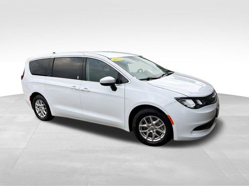 Used 2023 Chrysler Voyager LX FWD image 7