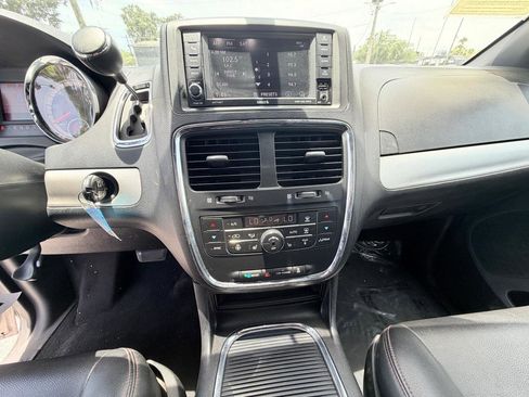 Used 2017 Dodge Grand Caravan GT FWD image 18