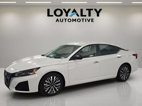 Used 2025 Nissan Altima 2.5 SV FWD image 1