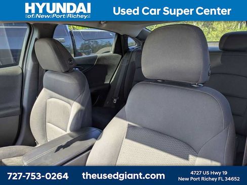 Used 2016 Chevrolet Malibu LT FWD image 3
