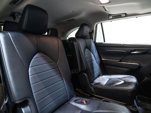 Certified 2024 Toyota Highlander XLE image 32