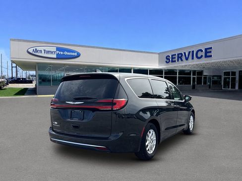 Used 2023 Chrysler Pacifica Touring-L FWD image 8