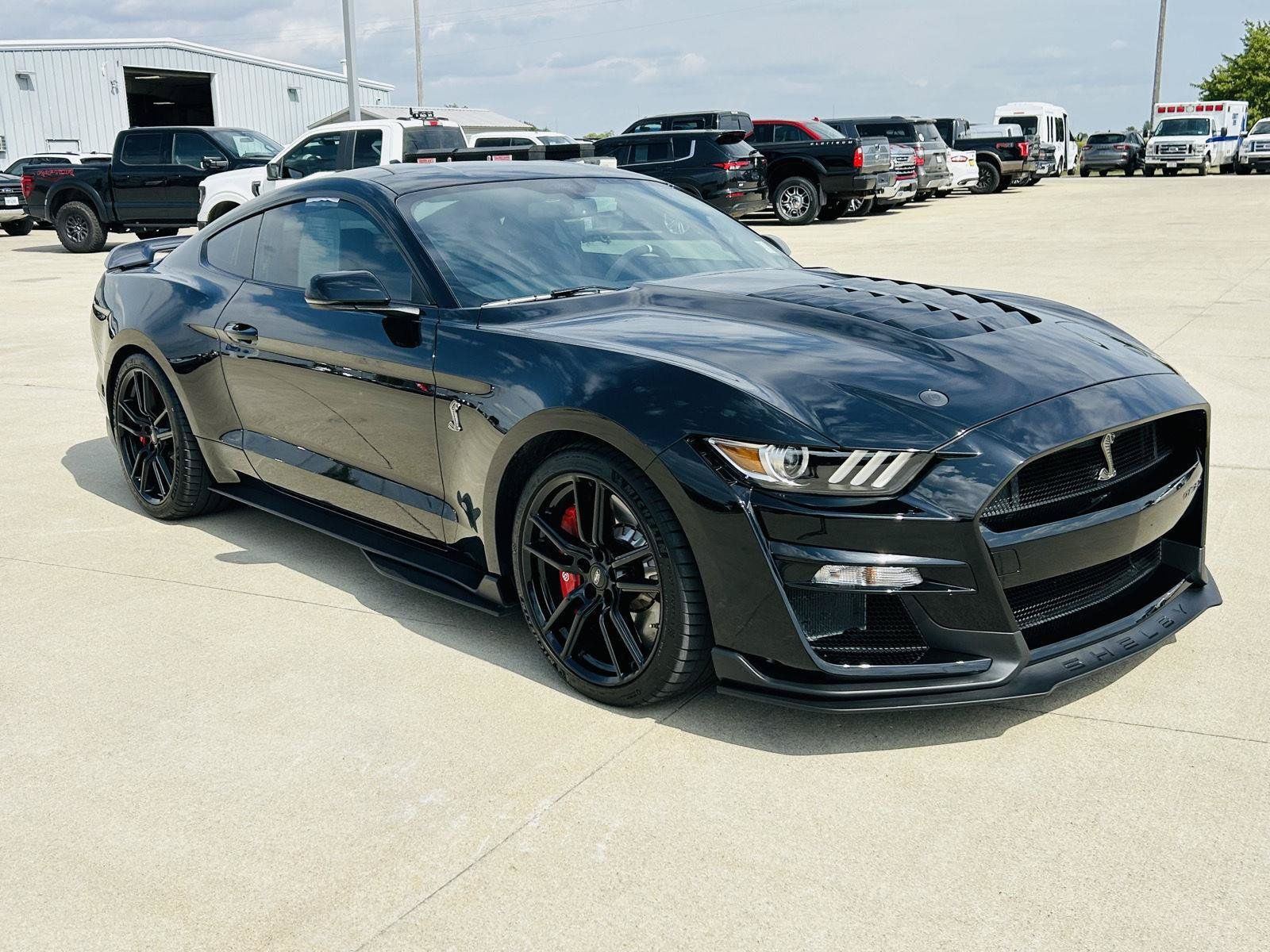 Used 2022 Ford Mustang Shelby GT500 w/ Technology Package RWD image 2