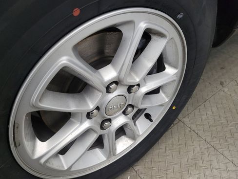 Used 2020 Jeep Grand Cherokee Laredo image 31