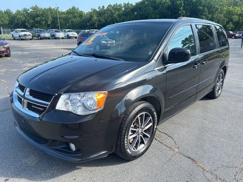 Used 2016 Dodge Grand Caravan SXT FWD image 2