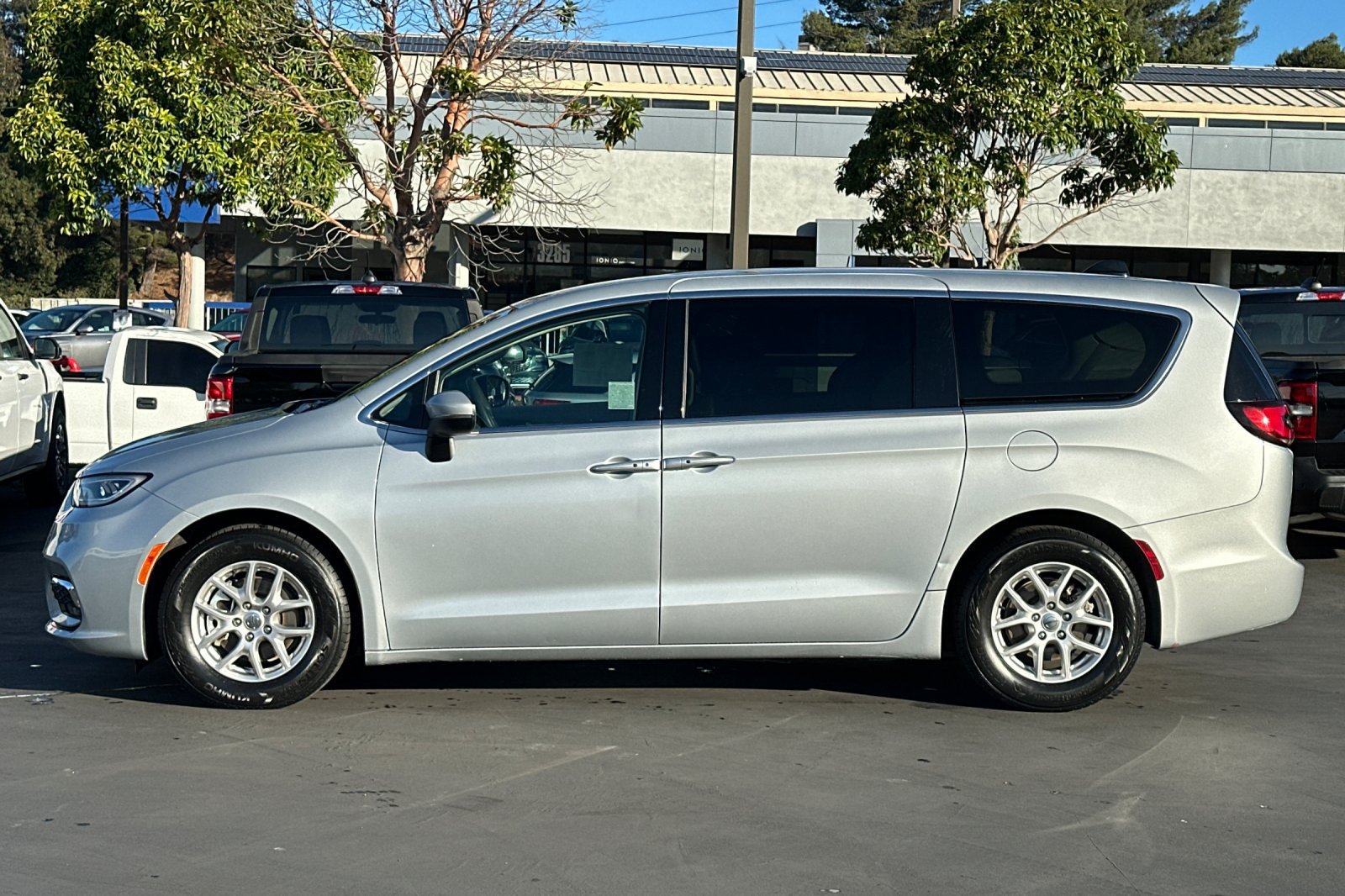 Certified 2023 Chrysler Pacifica Touring-L FWD image 7