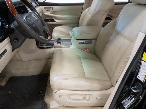 Used 2015 Lexus LX 570 4WD w/ Luxury Package image 11
