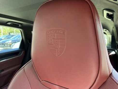 Certified 2025 Porsche Cayenne Turbo AWD/4WD image 18