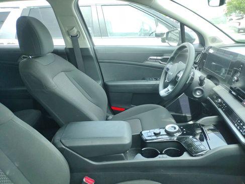 Used 2025 Kia Sportage LX AWD/4WD image 4