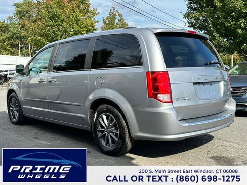 Used 2017 Dodge Grand Caravan SXT image 5