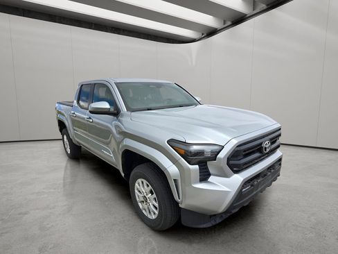 Used 2025 Toyota Tacoma SR5 AWD/4WD image 7