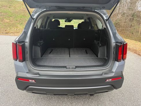 Used 2022 Kia Sorento LX image 16