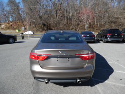 Used 2017 Jaguar XF Premium image 4