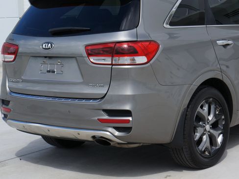 Used 2017 Kia Sorento SX image 18