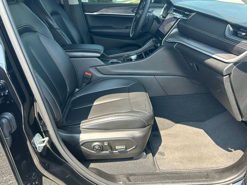 Used 2024 Jeep Grand Cherokee Limited image 16