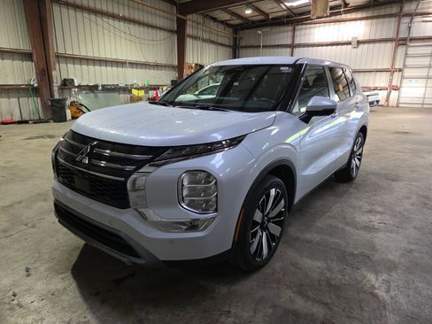 Used 2025 Mitsubishi Outlander SE image 1