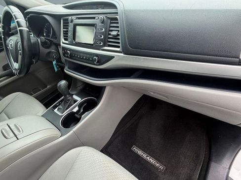 Used 2017 Toyota Highlander LE image 34