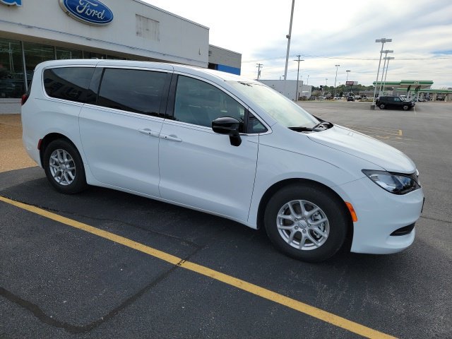 Used 2026 Chrysler Voyager LX FWD image 5