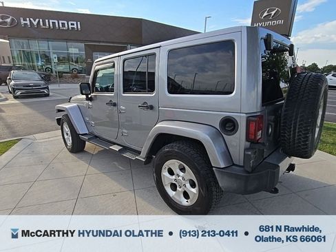 Used 2015 Jeep Wrangler Unlimited Sahara w/ Connectivity Group AWD/4WD image 12