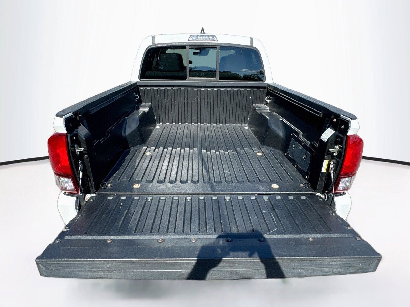 Used 2020 Toyota Tacoma SR w/ SR Convenience Package RWD image 24