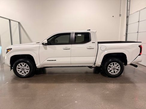 Used 2026 Toyota Tacoma SR5 AWD/4WD image 8