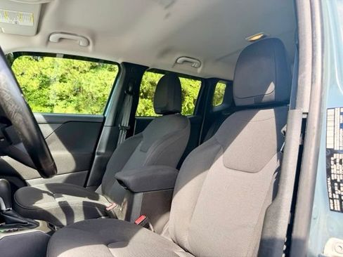 Used 2017 Jeep Renegade Latitude w/ Popular Equipment Group FWD image 27