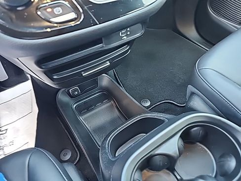 Used 2026 Chrysler Pacifica Select image 7