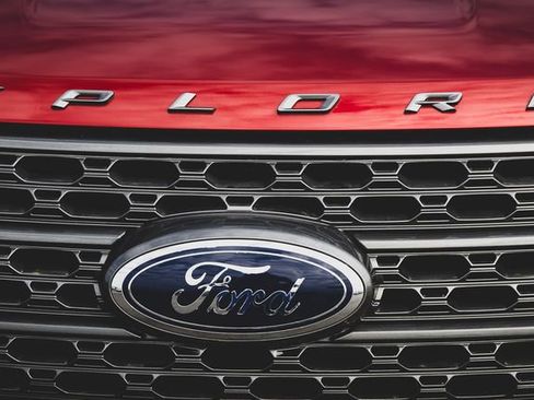 Used 2021 Ford Explorer XLT w/ Equipment Group 202A image 4