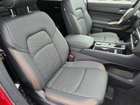 New 2025 Nissan Pathfinder Platinum image 12