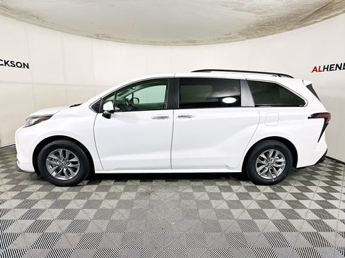 Used 2023 Toyota Sienna XLE image 6